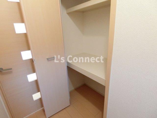 その他設備　廊下にも収納付き。