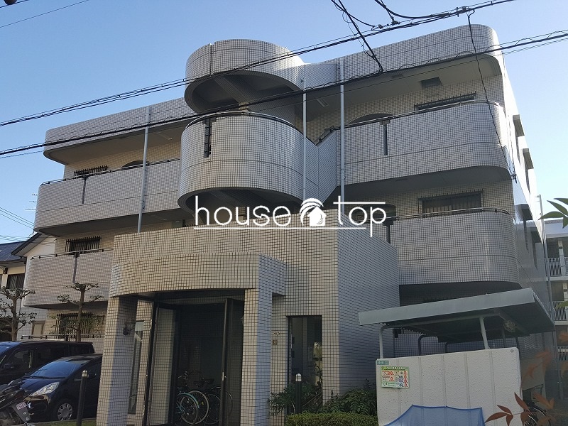 建物外観　閑静な住宅街にございます、南向きの日当たりの良い外観です