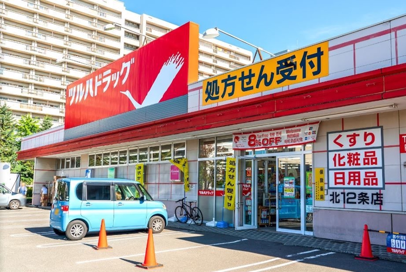 ドラックストア　調剤薬局ツルハドラッグ北12条店（ドラッグストア）まで593m