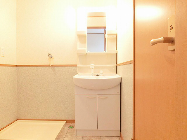 洗面設備　明るく清潔な洗面所。気持ちよくお使いいただけます。