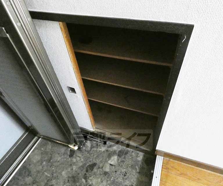 その他設備　靴収納つきの玄関です