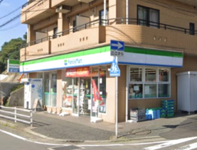 コンビニ　ファミリーマート 花月園駅前店（コンビニ）まで239m
