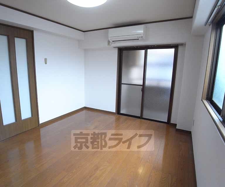 居室・リビング　大きな窓付きで明るいお部屋です！