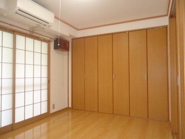 ＪＲ越後線 白山駅 徒歩17分 5階建 築37年の居間写真