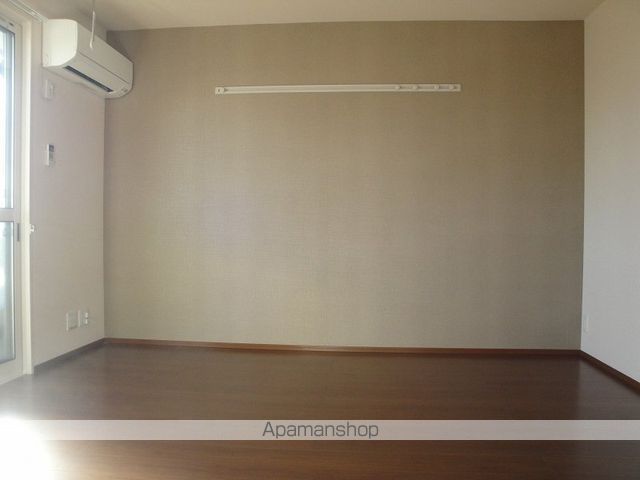 ＪＲ身延線 富士宮駅 バス乗車時間：20分 最寄りバス停で下車 徒歩9分 3階建 築14年の居間写真