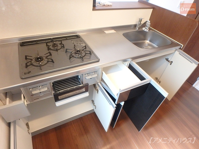 キッチン　■3口ガスコンロ付の充実システムキッチン。