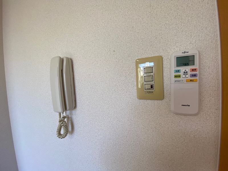 セキュリティ　受話器型インターホンとエアコンのリモコン