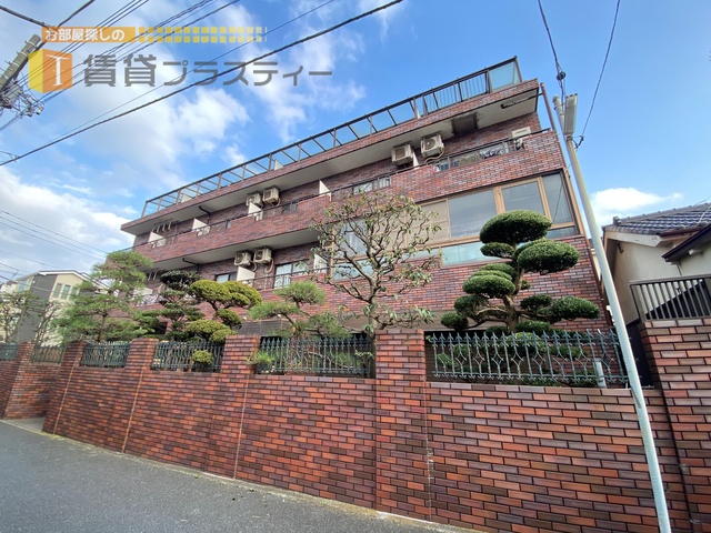 建物外観　しっかりしたレンガ調の物件