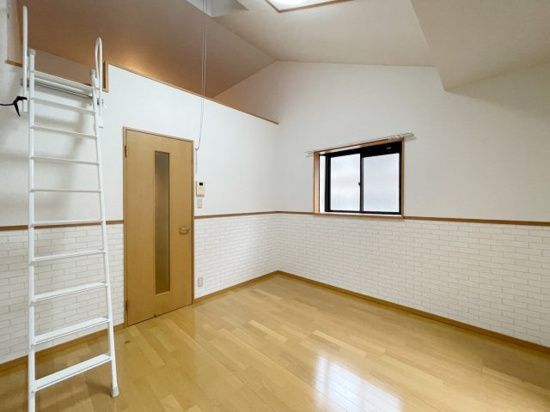 ピュア吉塚八番館の居間写真