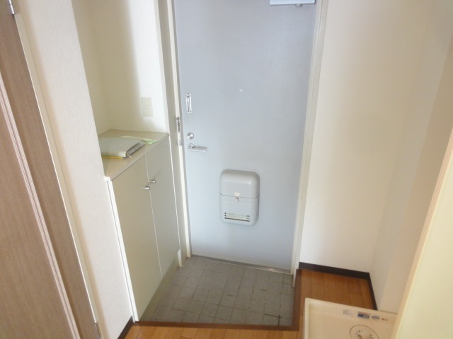 玄関　同物件別号室のものです。