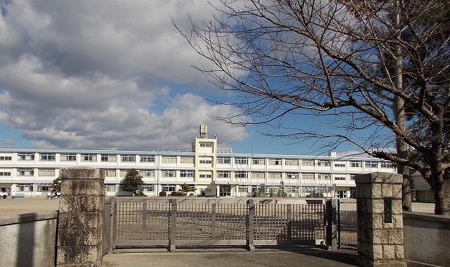 【鈴鹿市弓削のアパートの小学校】