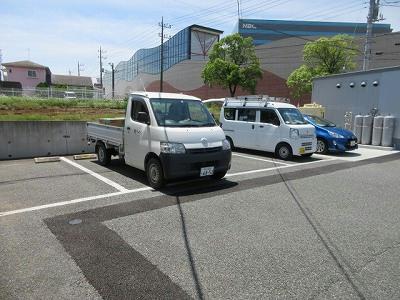 【レオパレスマンダリーヌIIIの駐車場】