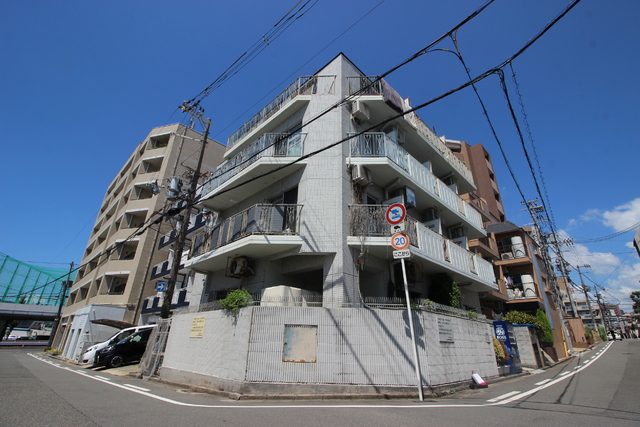 吹田市江坂町のマンションの建物外観