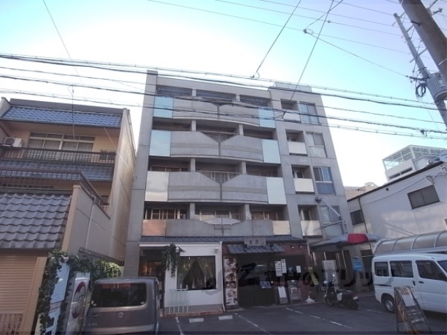 京都市伏見区新町３丁目のマンションの建物外観