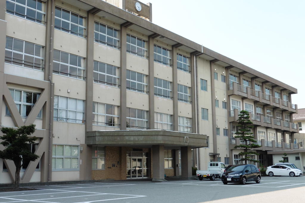 中学校　魚津市立東部中学校（中学校）まで1137m
