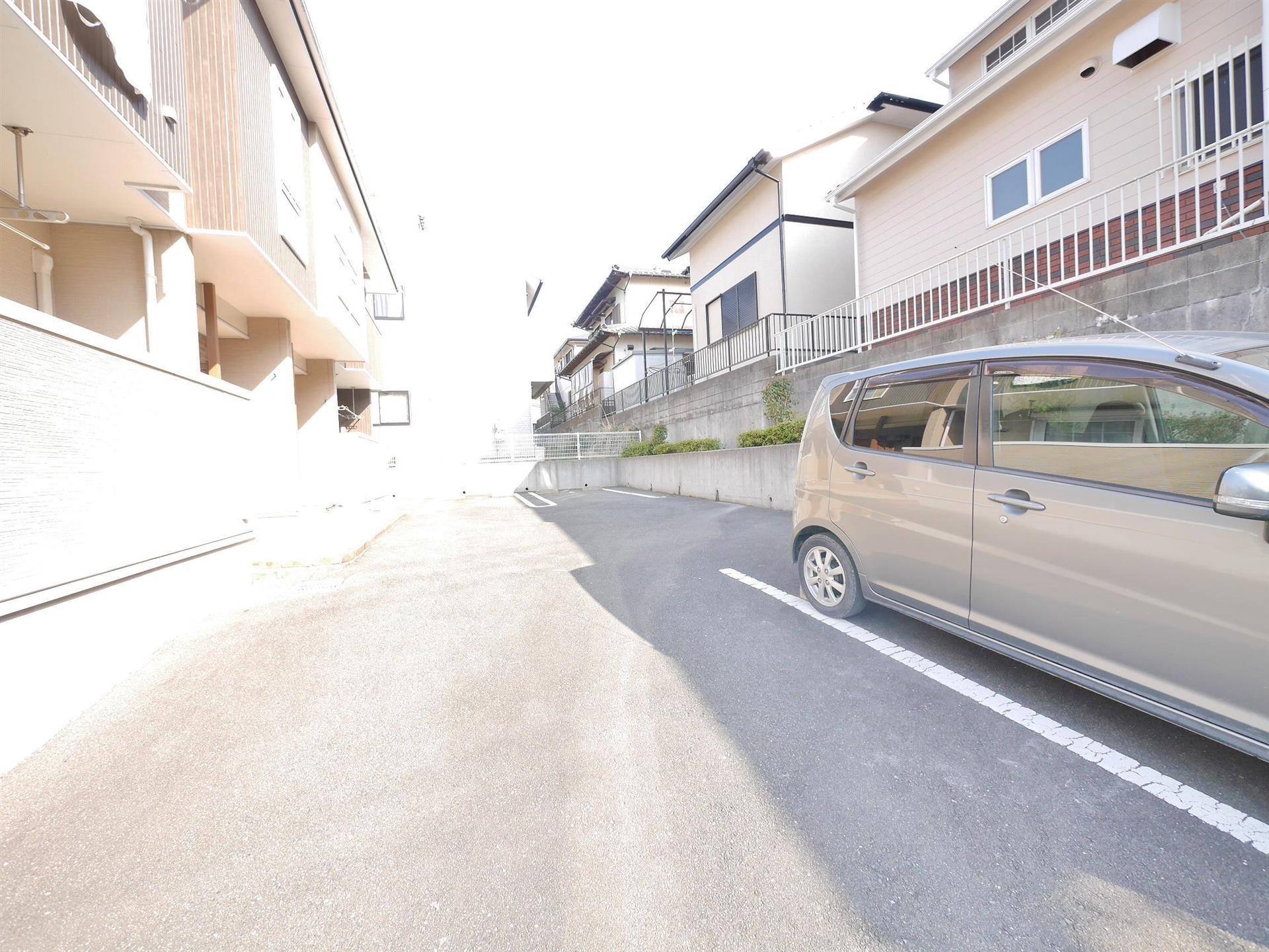 【北九州市八幡西区星ケ丘のアパートの駐車場】