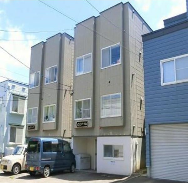 札幌市豊平区月寒西二条のアパートの建物外観