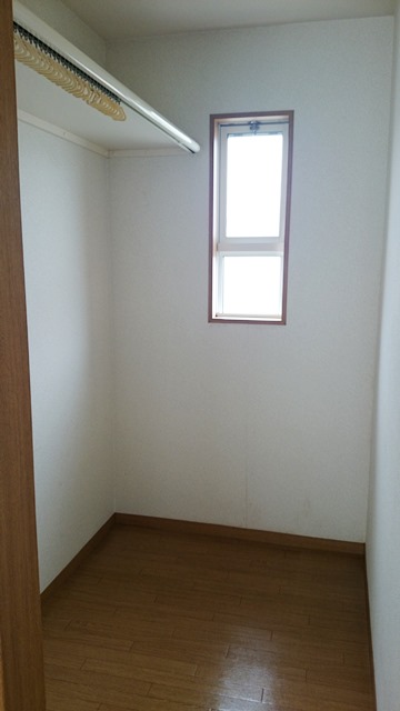 収納　主寝室には収納に重宝する納戸があります