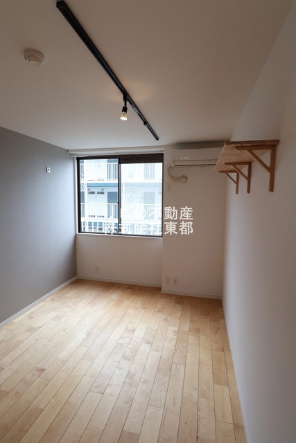 居室・リビング　南西向きで日当たり良好なお部屋！暖かな日差しが入ります♪