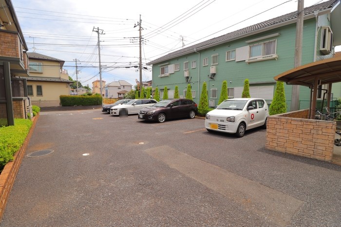 【上尾市大字瓦葺のアパートの駐車場】