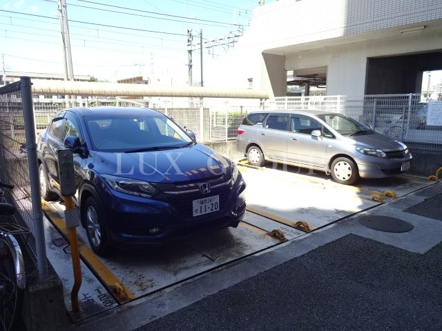 【多摩市一ノ宮のマンションの駐車場】