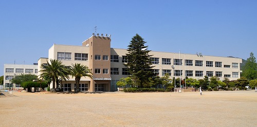 【豊橋市東光町のアパートの小学校】