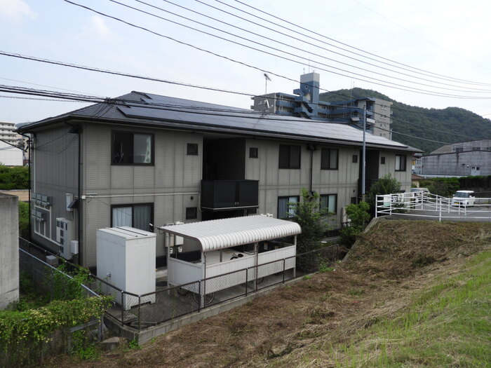 岡山市北区津高のアパートの建物外観