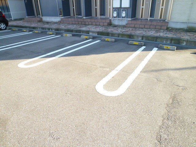 【高岡市大野のアパートの駐車場】