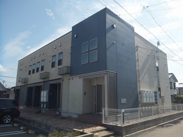 高岡市大野のアパートの建物外観