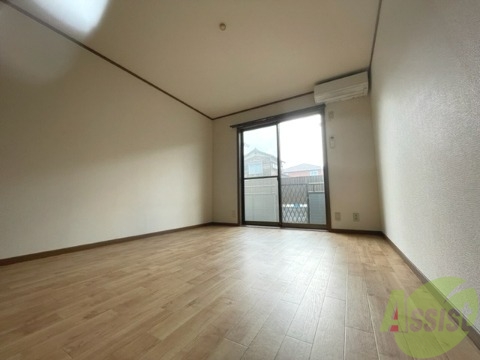 居室・リビング　こちらがリビングです。窓から陽が差し込んで明るいお部屋ですね