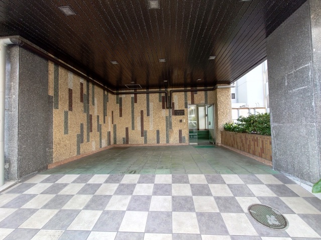 エントランス　タイル張りが際立つエントランスエリア