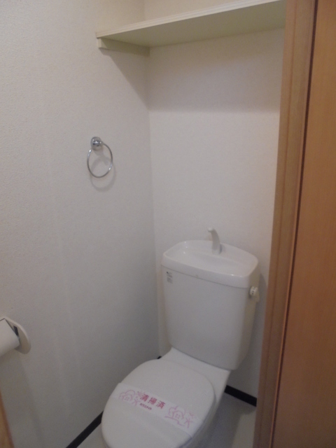トイレ　上部棚付きのトイレです♪