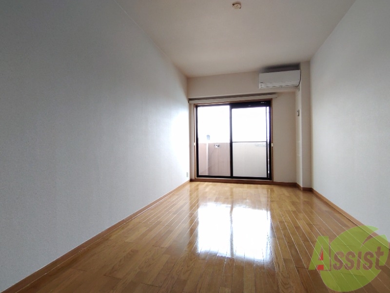 居室・リビング　広くきれいなリビングは明るい光も良く差します。