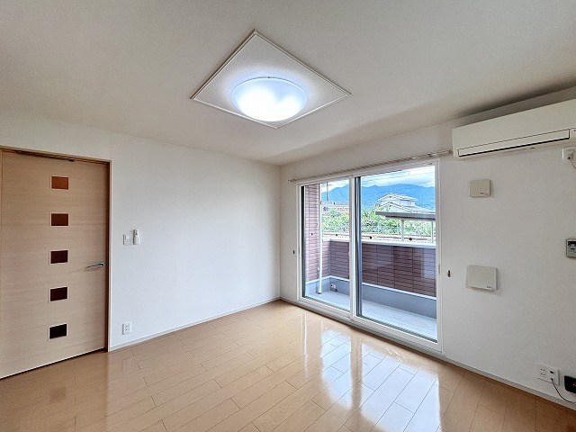 居室・リビング　※別部屋参考写真です。