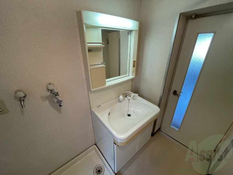 洗面設備　独立洗面台です。大きくてよいですね。シャンプーもできます！