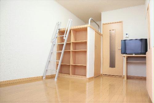 居室・リビング　備品は部屋毎に異なります。１Ｆのみフローリング。