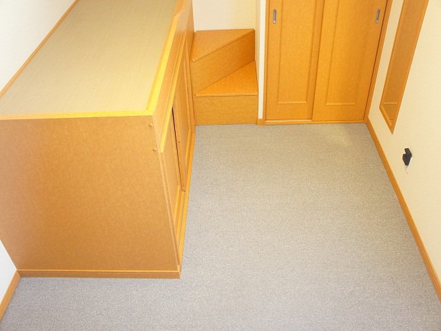 居室・リビング　ベット下と階段部分も収納スペースになってます☆