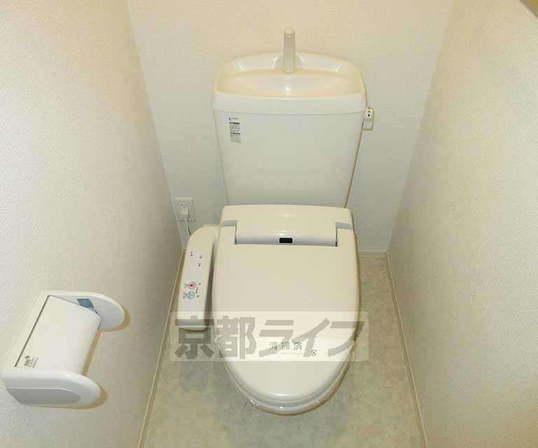 トイレ　ウォシュレット付です。