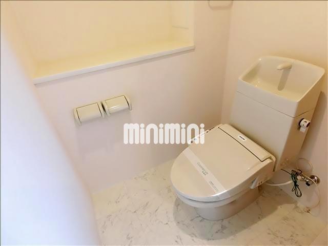 トイレ　温水洗浄便座付きのトイレ。