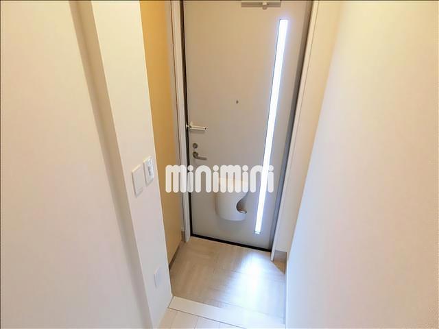 玄関　背の高い下駄箱付きで靴も収納できます。