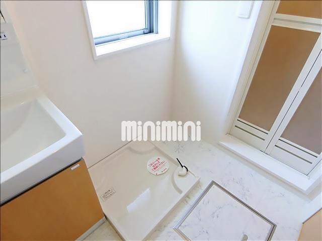 その他設備　洗面所にも窓があります。