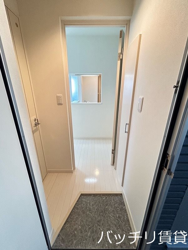 玄関　別号室タイプの為、現状を優先致します。