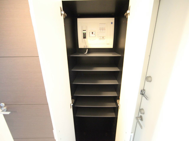 玄関　玄関　シューズボックス付（収納充実してます）