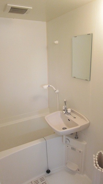 バス・シャワールーム　お風呂には小さな洗面台も付いてます♪