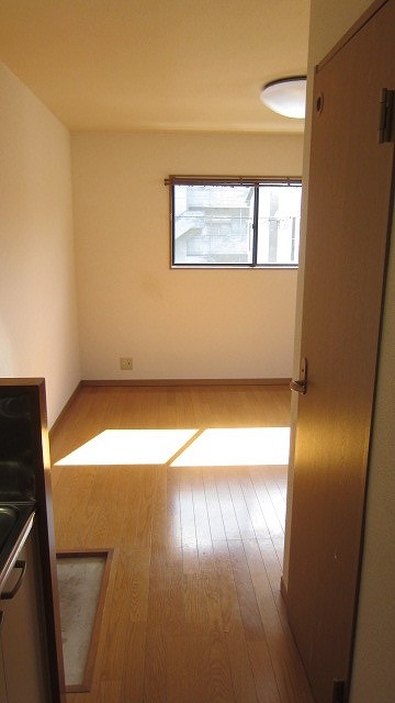 その他　キッチンから見た洋室です