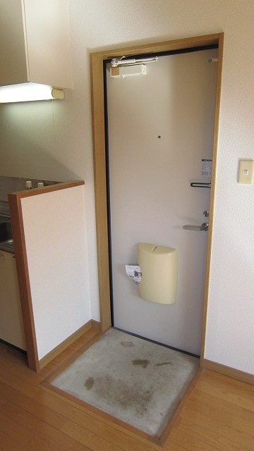 玄関　玄関にはシューズボックスがありませんので、ご自身でアレンジし