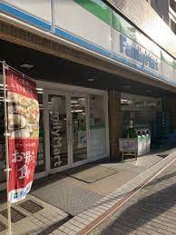 コンビニ　ファミリーマート 三田聖坂下店（コンビニ）まで176m