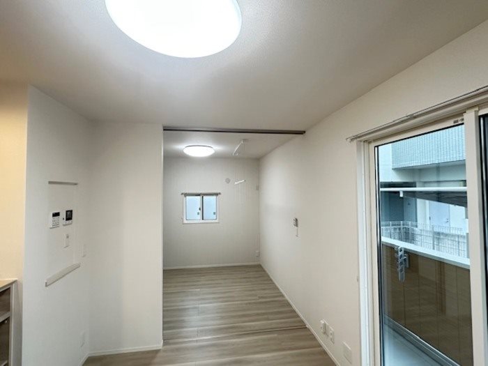 居室・リビング　※別号室の写真です。