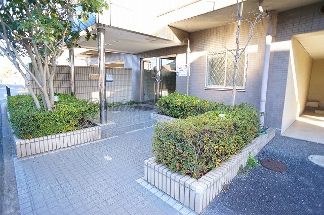 エントランス　お洒落な建物デザイン♪