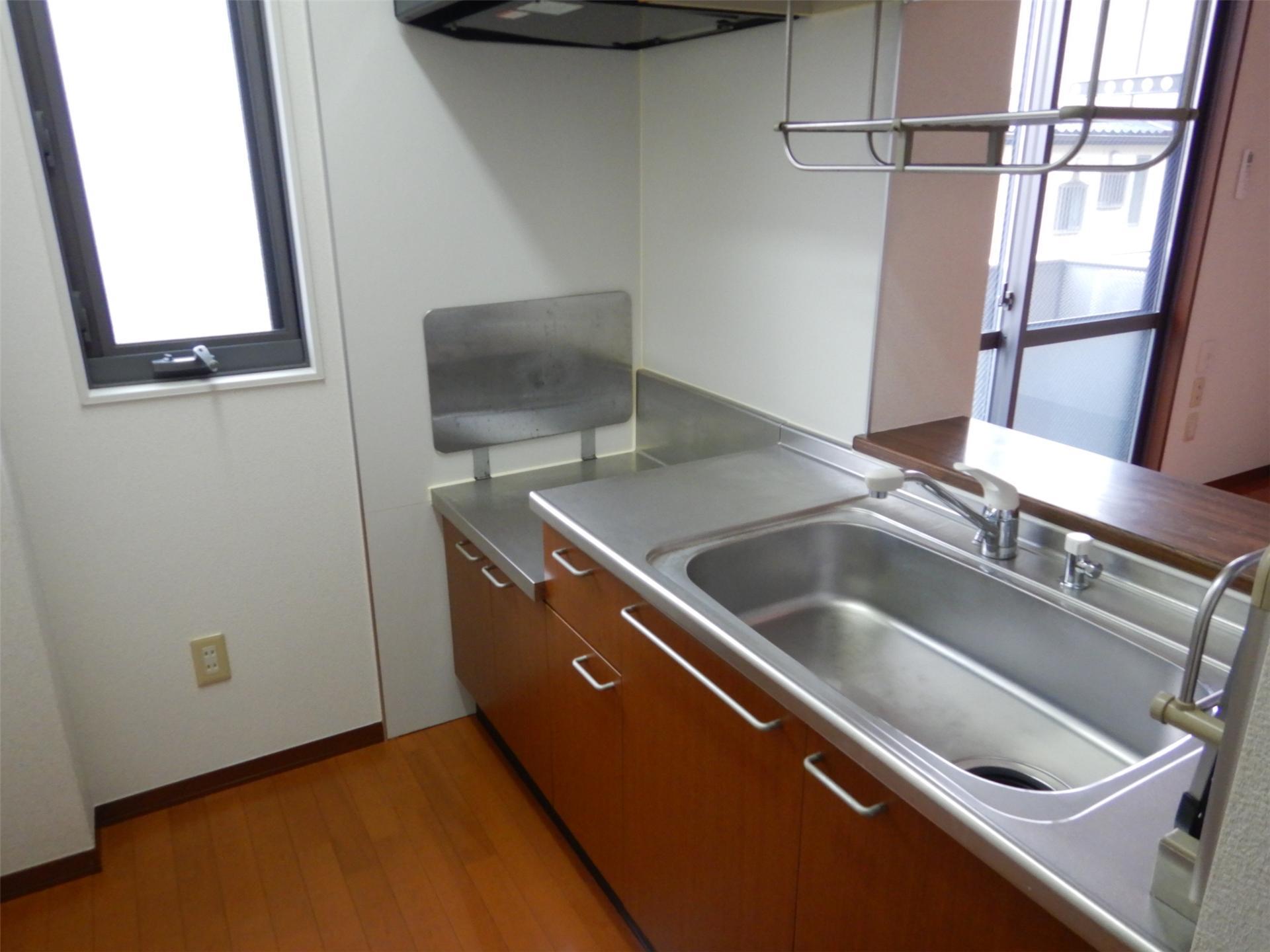 キッチン　窓のあるカウンターキッチンです